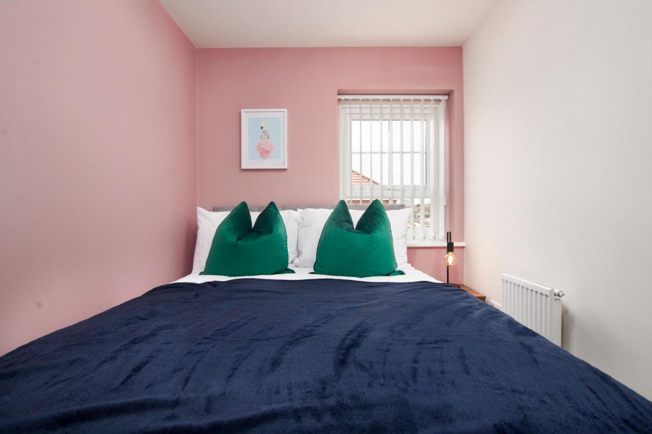 Superb 3Br House In Coventry Sleeps 9 W/Parking Villa ภายนอก รูปภาพ