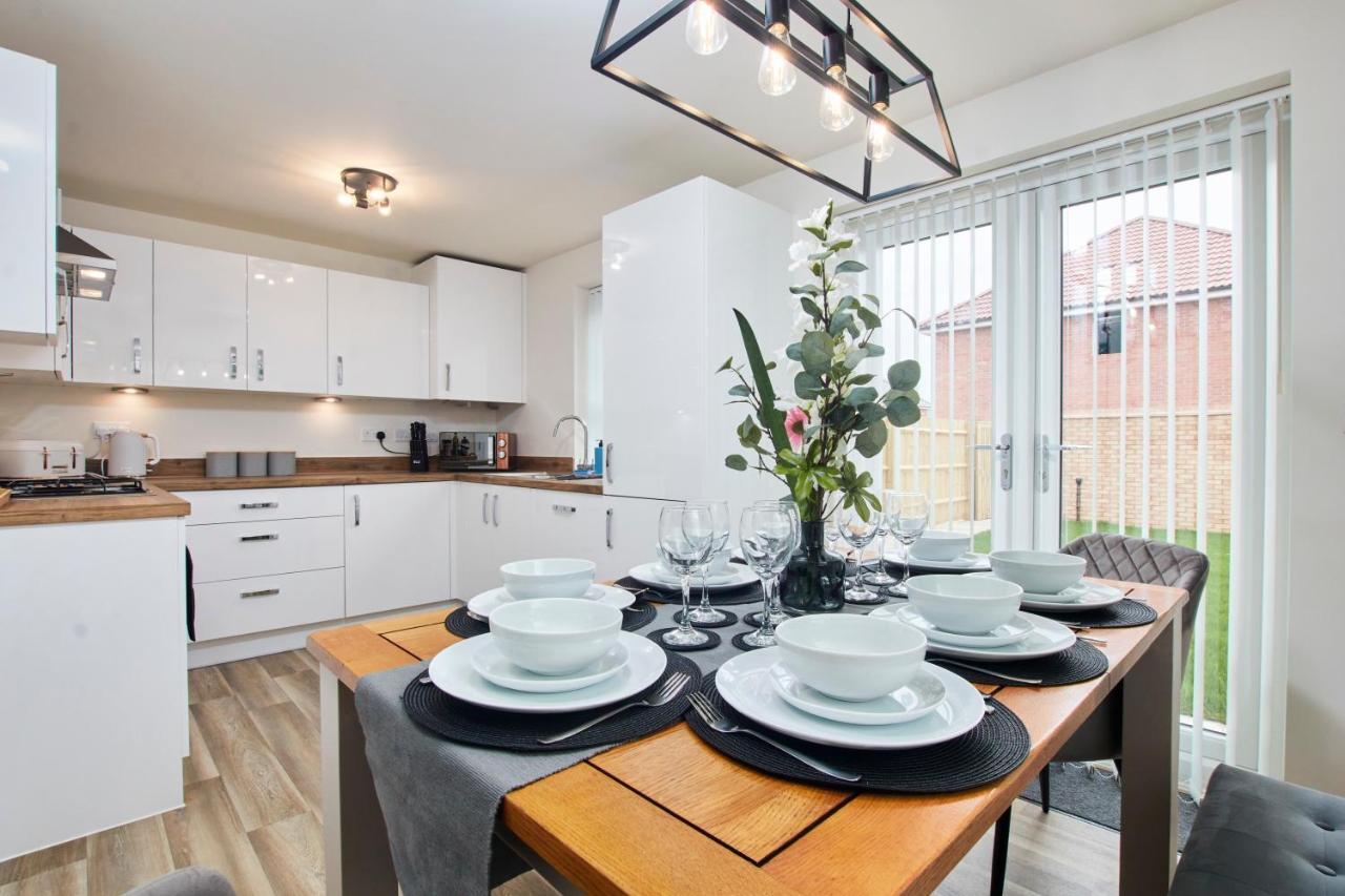 Superb 3Br House In Coventry Sleeps 9 W/Parking Villa ภายนอก รูปภาพ