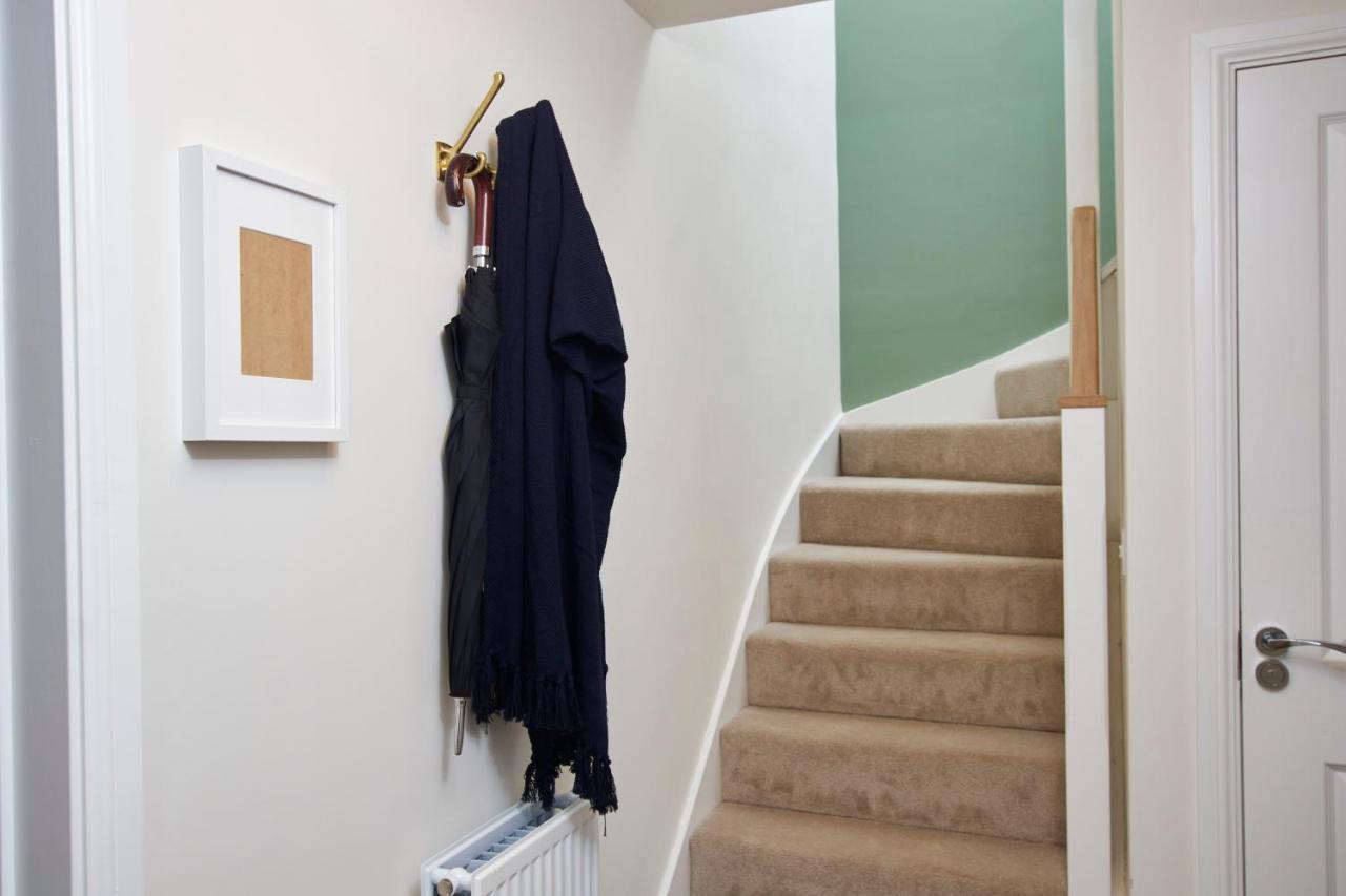 Superb 3Br House In Coventry Sleeps 9 W/Parking Villa ภายนอก รูปภาพ